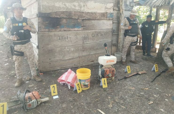 Dos hombres son sorprendidos con armas y carne de animal silvestre en Laguna del Tigre Capturan a dos hombres en Laguna del Tigre con armas y carne de animal silvestre. Foto La Hora: PNC.