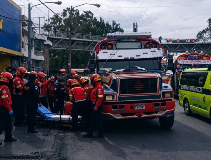 Bomberos Municipales atienden ataque armado contra bus extraurbano en la Calzada Roosevelt, zona 7. Foto: Amílcar Montejo