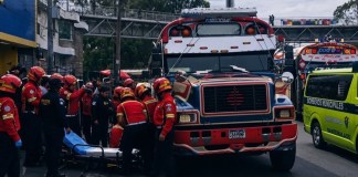 Bomberos Municipales atienden ataque armado contra bus extraurbano en la Calzada Roosevelt, zona 7. Foto: Amílcar Montejo