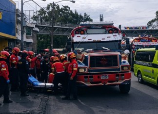 Bomberos Municipales atienden ataque armado contra bus extraurbano en la Calzada Roosevelt, zona 7. Foto: Amílcar Montejo
