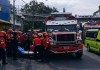 Bomberos Municipales atienden ataque armado contra bus extraurbano en la Calzada Roosevelt, zona 7. Foto: Amílcar Montejo