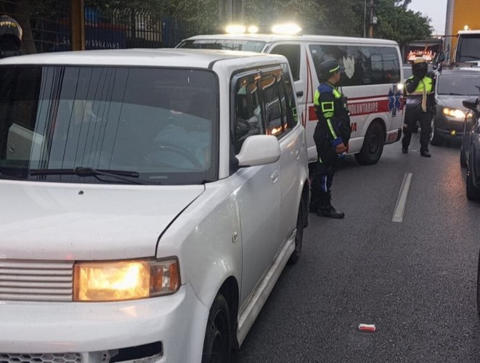 Un ataque armado contra un “taxi pirata”, donde falleció una persona, obligó al cierre temporal de dos carriles de la calzada San Juan.