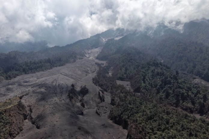 Avalanchas de material volcanico afectando el limite de la vegetacion en el Volcan de fuego Avalanchas de material volcánico afectando el límite de la vegetación en el Volcán de Fuego. Foto La Hora: Insivumeh
