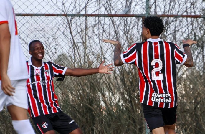 Con el dorsal 11, Ávila sumó sus primeros minutos con el equipo brasileño y dejó sensaciones positivas en el cuerpo técnico.