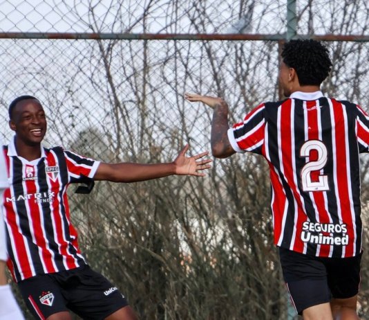 Con el dorsal 11, Ávila sumó sus primeros minutos con el equipo brasileño y dejó sensaciones positivas en el cuerpo técnico.