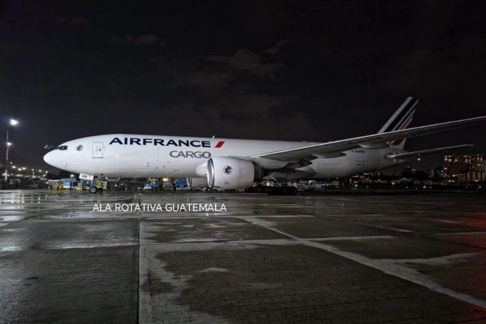 Avion Air France Boing 777 en el Aeropuerto Internacional La Aurora. Foto La Hora: Ala Rotativa Guatemala