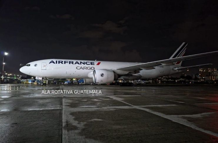 Avion Air France Boing 777 en el Aeropuerto Internacional La Aurora. Foto La Hora: Ala Rotativa Guatemala