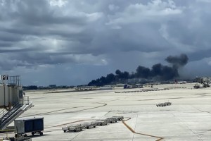 Videos: Avión de Amazon se sale de la pista y se estrella en el Aeropuerto Internacional de Miami