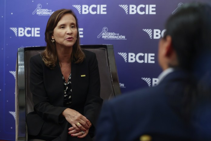 La presidenta ejecutiva del Banco Centroamericano de Integración Económica (BCIE), Gisela Sánchez, aseguró que apuestan por la transparencia y el acceso a la información pública. Foto La Hora: EFE