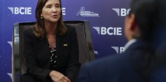La presidenta ejecutiva del Banco Centroamericano de Integración Económica (BCIE), Gisela Sánchez, aseguró que apuestan por la transparencia y el acceso a la información pública. Foto La Hora: EFE