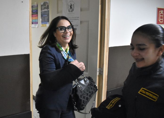 Baldetti segunda medida sustitutiva La Sala Segunda de Mayor Riesgo otorgó una segunda medida sustitutiva a la exvicepresidenta Roxana Baldetti, quien permanece en su residencia debido a permisos especiales. Foto La Hora: Daniel Ramírez