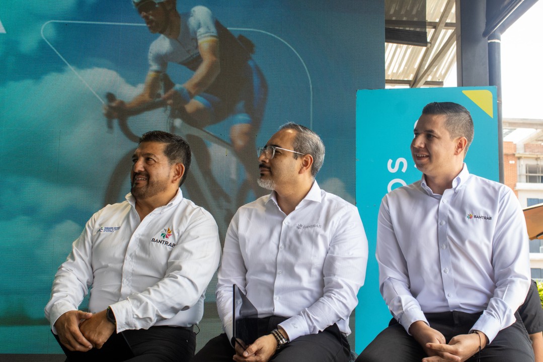 De izquierda a derecha: Óscar Vázquez, presidente de la Federación Deportiva Nacional de Ciclismo de Guatemala; Daniel Aguilar, gerente general de Seguros Bantrab; Jesús Pineda, gerente de Clústeres Estratégicos Bantrab. Foto: La Hora/Roberto Cordón