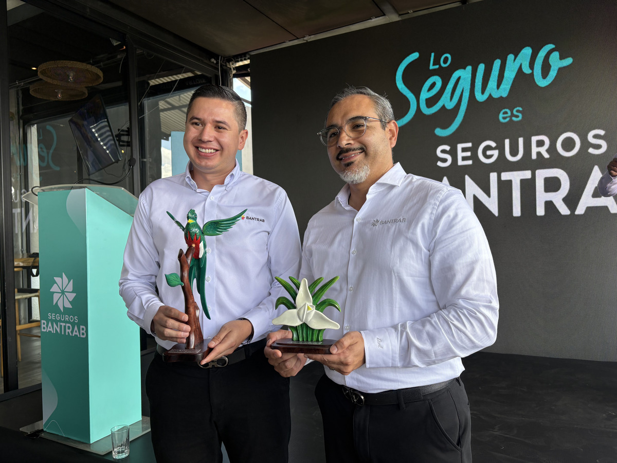 Representantes de Seguros Bantrab y Bantrab recibieron reconocimientos otorgados por la Federación Deportiva Nacional de Ciclismo. Foto: La Hora/Roberto Cordón.