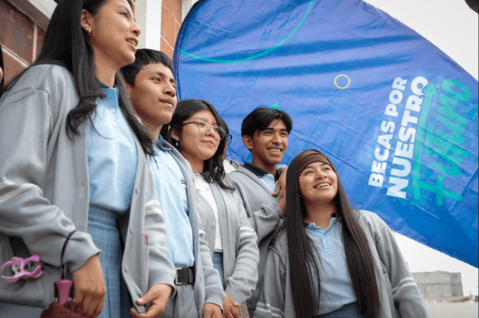 Becas por nuestro futuro El programa Becas por Nuestro Futuro ofrece oportunidades de formación para estudios universitarios, técnicos y de posgrado.