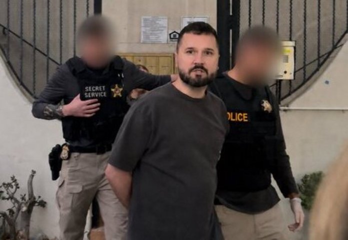 Las autoridades de Los Ángeles arrestaron a un podcaster por presuntamente amenazar de muerte al presidente Donald Trump. Foto La Hora: FBILosAngeles