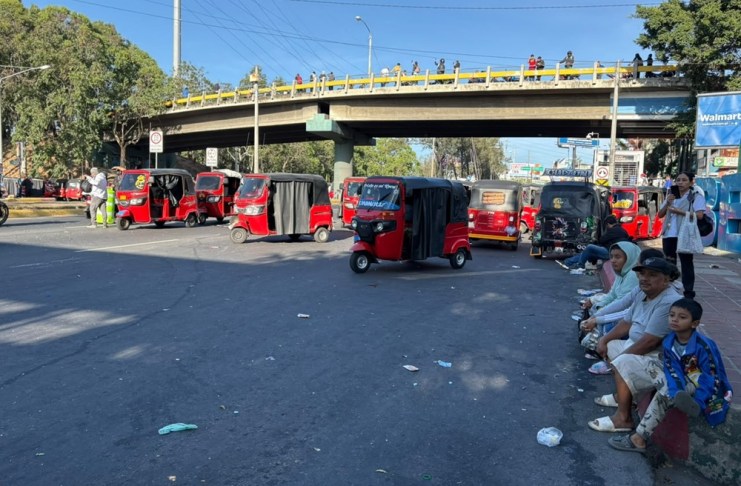 Personas bloquean puntos de la Ciudad de Guatemala por alzas en los combustibles. Foto La Hora: Roberto Cordón