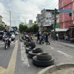 Los manifestantes mantienen bloqueos en varios puntos del país por el aumento del precio a la gasolina. Foto La Hora: Jose Orozco