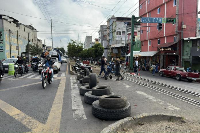 Bloqueo Los manifestantes mantienen bloqueos en varios puntos del país por el aumento del precio a la gasolina. Foto La Hora: Jose Orozco