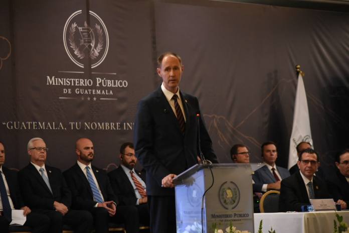 Brian Skaert Brian Skaret, fiscal general adjunto interino del Departamento de Justicia de Estados Unidos, durante una declaración conjunta con autoridades guatemaltecas el martes 22 de septiembre en Ciudad de Guatemala.