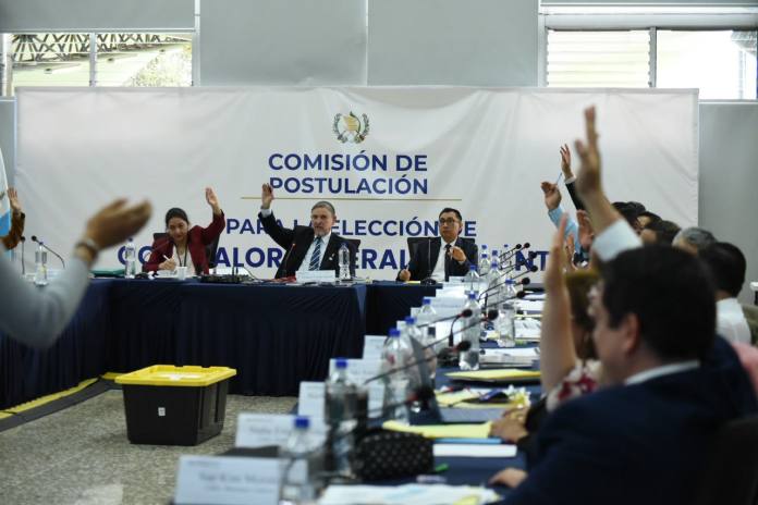 Comisión de Postulación durante la sesión del 18 de agosto cuando se definieron a los 15 mejores punteos. Foto La Hora: José Orozco