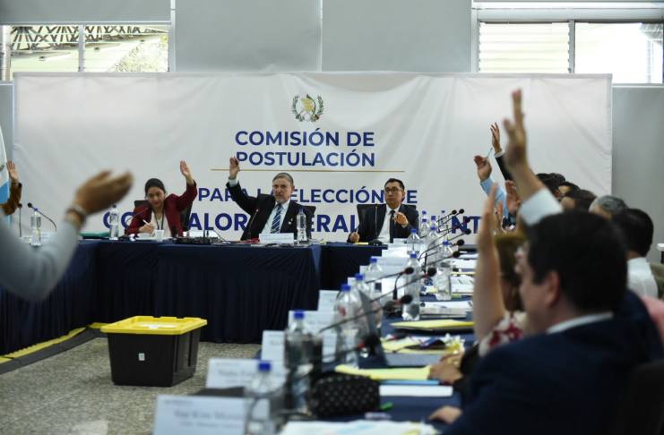 Comisión de Postulación durante la sesión del 18 de agosto cuando se definieron a los 15 mejores punteos. Foto La Hora: José Orozco