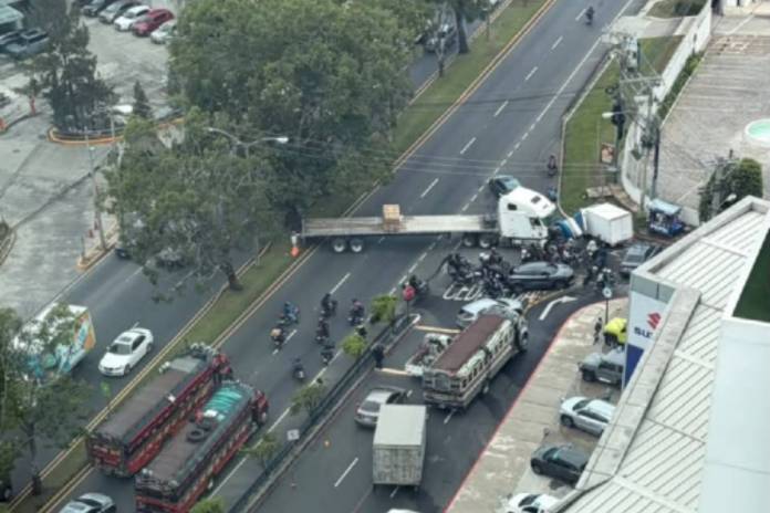 Cabezal detiene el transito vehicular hacia la capital en el bulevar Los Proceres en zona 10 Cabezal detiene el tránsito vehicular hacia la capital en el bulevar Los Próceres en zona 10