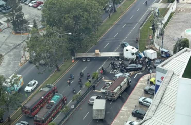 Cabezal detiene el tránsito hacia la capital en el bulevar Los Próceres, zona 10 Cabezal detiene el tránsito vehicular hacia la capital en el bulevar Los Próceres en zona 10