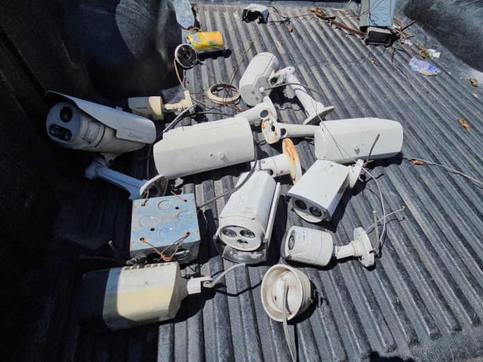 Cámaras clandestinas de videovigilancia localizadas en zona 6. Foto La Hora: PNC