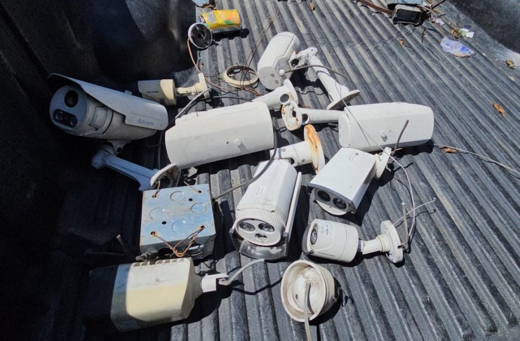 Retiran 12 cámaras de videovigilancia ilegales en zona 6 dentro de una posible red de monitoreo criminal Cámaras clandestinas de videovigilancia localizadas en zona 6. Foto La Hora: PNC