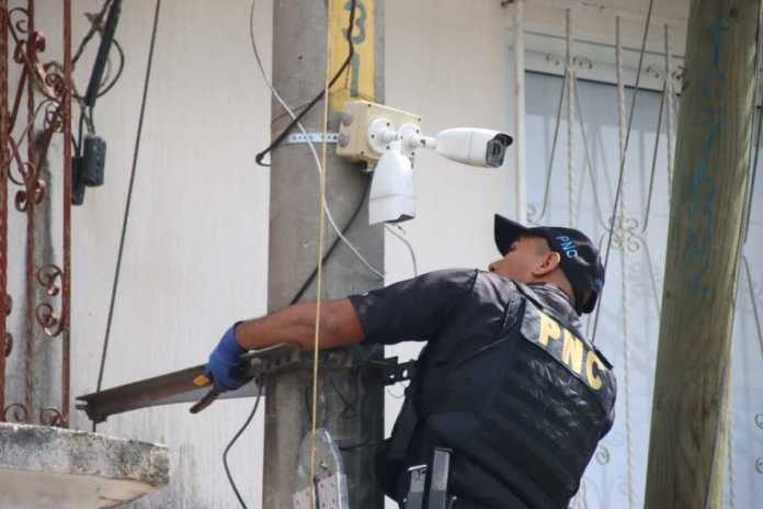Agentes de la Policía Nacional Civil (PNC) retiraron varias cámaras de seguridad instaladas de manera clandestina en distintos puntos de la zona 18.