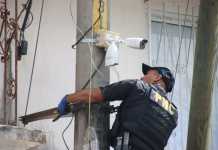 Agentes de la Policía Nacional Civil (PNC) retiraron varias cámaras de seguridad instaladas de manera clandestina en distintos puntos de la zona 18.