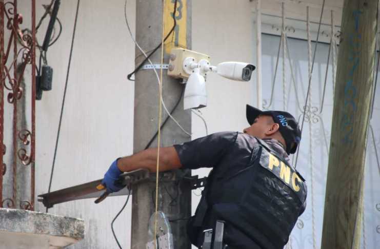 Agentes de la Policía Nacional Civil (PNC) retiraron varias cámaras de seguridad instaladas de manera clandestina en distintos puntos de la zona 18.