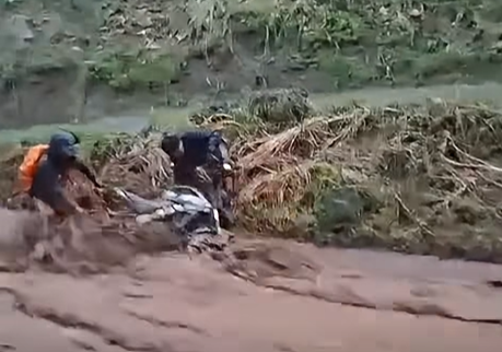 Una motocicleta fue arrastrada por una correntada en una carretera de Tucurú, Alta Verapaz.