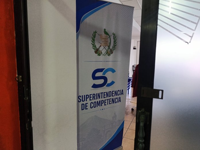 Cercano de Martinez y Giammattei entrega expediente para ser Superintendente de Competencia Cercano de Martínez y Giammattei entrega expediente para ser Superintendente de Competencia