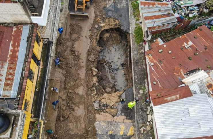 Cierre indefinido Conoce las rutas alternas por los socavones en la Colonia Pablo VI, en Mixco
