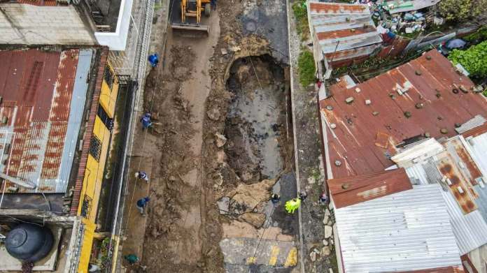 Cierre indefinido Conoce las rutas alternas por los socavones en la Colonia Pablo VI en Mixco Cierre indefinido Conoce las rutas alternas por los socavones en la Colonia Pablo VI, en Mixco