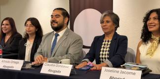 Equipo de abogados que acompañan a la abogada defensora de exfiscales exiliados y exmandataria de la extinta CICIG, Claudia González. Foto La Hora: Diego España