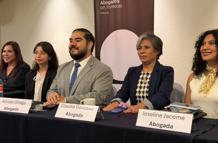 Equipo de abogados que acompañan a la abogada defensora de exfiscales exiliados y exmandataria de la extinta CICIG, Claudia González. Foto La Hora: Diego España