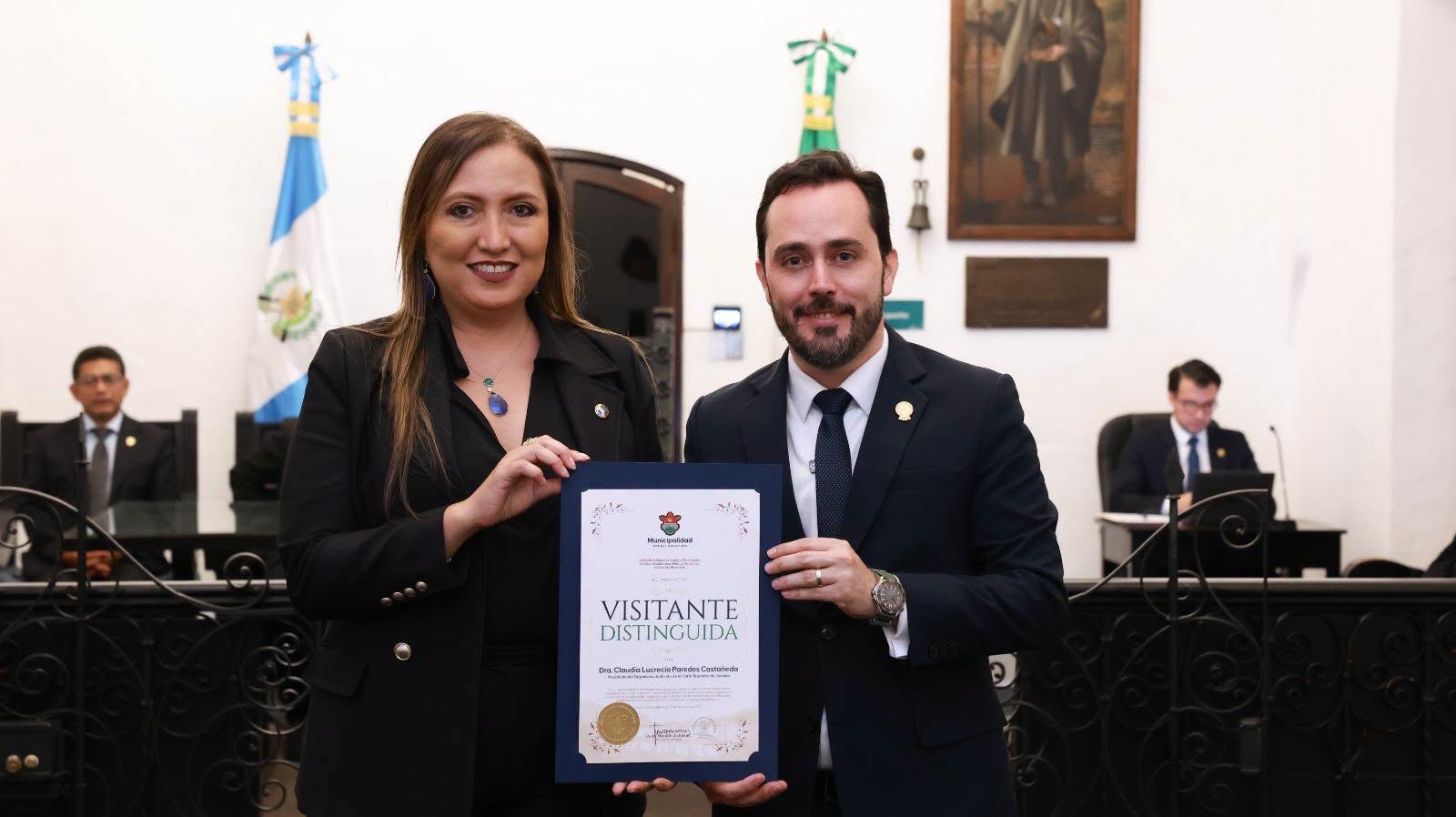 El alcalde de Antigua Guatemala, Juan Manuel Asturias Sueiras, entrega un reconocimiento a Claudia Lucrecia Paredes Castañeda, presidenta del Organismo Judicial y de la Corte Suprema de Justicia, como Visitante Distinguida de la Ciudad.