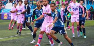Comunicaciones, tras alinear a seis futbolistas extranjeros al mismo tiempo, podría perder el partido contra Deportivo Mixco por alineación indebida.