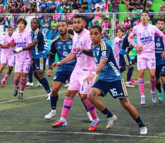 Comunicaciones, tras alinear a seis futbolistas extranjeros al mismo tiempo, podría perder el partido contra Deportivo Mixco por alineación indebida.