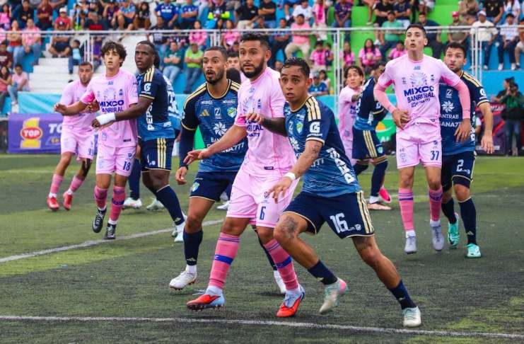 Comunicaciones, tras alinear a seis futbolistas extranjeros al mismo tiempo, podría perder el partido contra Deportivo Mixco por alineación indebida.