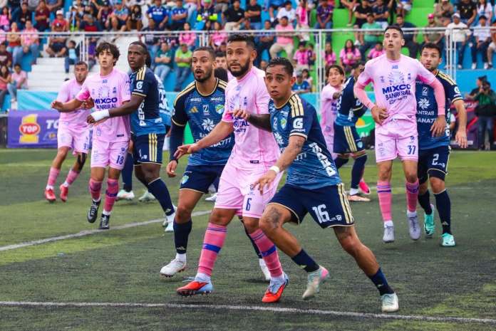 Comunicaciones Mixco Comunicaciones, tras alinear a seis futbolistas extranjeros al mismo tiempo, podría perder el partido contra Deportivo Mixco por alineación indebida.