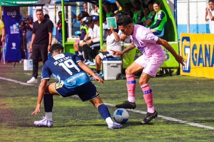 Deportivo Mixco y Comunicaciones empataron 1-1 en el Estadio Santo Domingo de Guzmán en un partido lleno de polémicas decisiones arbitrales.