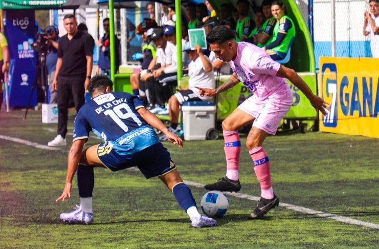 ¿Gol fantasma y penal «inventado»? Mixco y Comunicaciones empatan en polémico partido Deportivo Mixco y Comunicaciones empataron 1-1 en el Estadio Santo Domingo de Guzmán en un partido lleno de polémicas decisiones arbitrales.