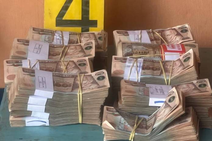 Consuelo no pudo explicar el origen de casi Q 1 millón en efectivo que tenía en casa y la detienen