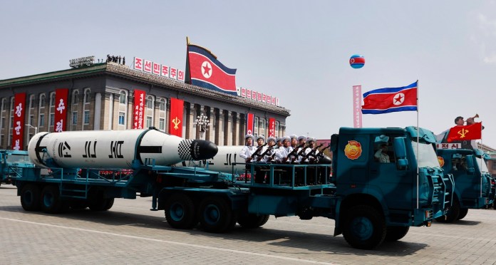 Pionyang rechaza los llamamientos del OIEA y declara "irreversible" su estatus nuclear Fotografía de Archivo de Pionyang, en Corea del Norte. Vehículo militar con dos misiles a bordo participa en un desfile por la festividad del Día del Sol en la plaza Kim Il Sung. Foto La Hora: EFE/How Hwee Young