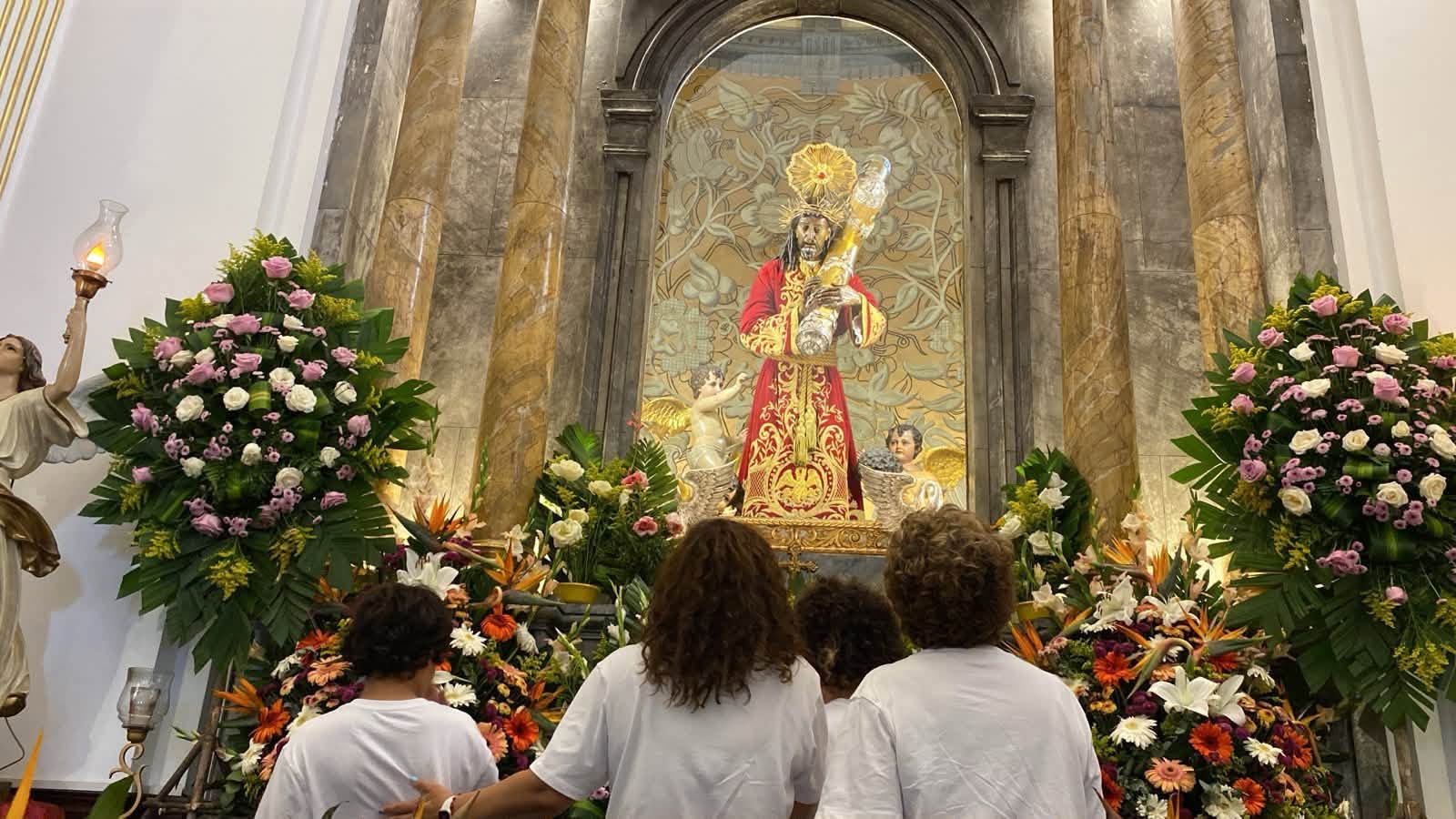 Familia Hartman admiran la imagen de Cristo Rey en la Parroquia de Nuestra Señora de Candelaria. Foto La Hora: FB Hermandad Cristo Rey