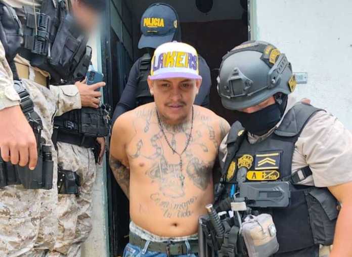 Curioso (1) Capturan a alias “El Curioso”, señalado como presunto integrante del Barrio 18, durante un allanamiento en zona 18. Foto La Hora: PNC.