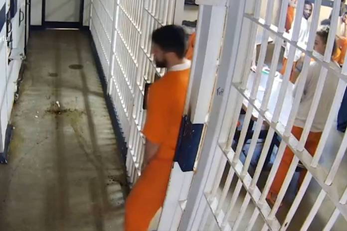 Con un lápiz logró abrir la celda y escapó de prisión un recluso en EE. UU. y así lo recapturan